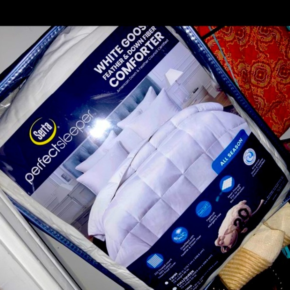Queen Serta down comforter never used